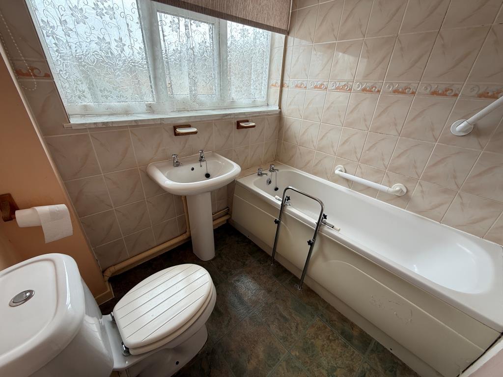 Lot: 81 - END-TERRACE HOUSE OF NON-TRADITIONAL CONSTRUCTION - Bathroom with W.C.
